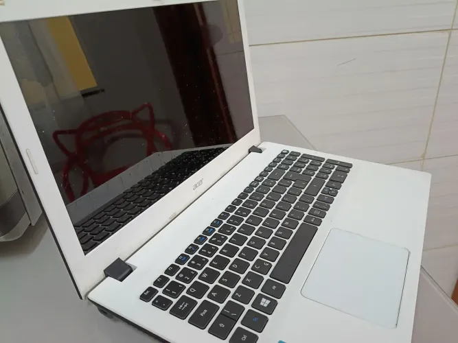 Notebook Acer E5 Aspire 574-52YK Intel Core i5 8GB RAM HD 1T Tela 15.6 pol