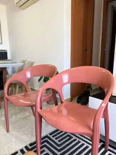 Leia o anuncio: cadeiras terracota coloridas marca Tramontina