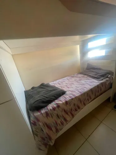 Beliche com armários e colchões 