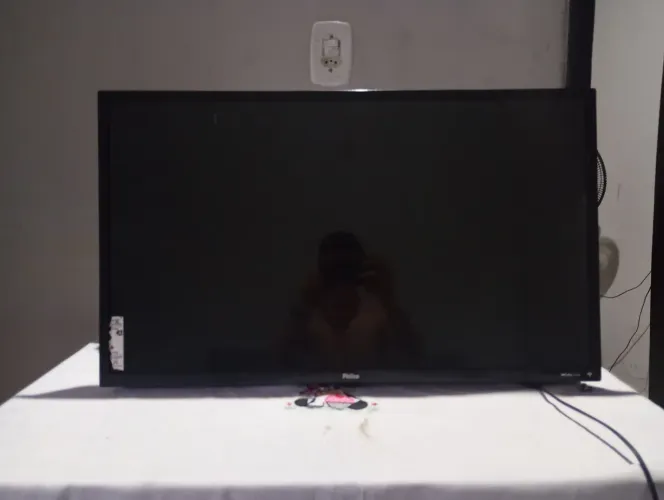 Tv Plhioco 32 polegadas com a tela trincada, para retirada de peças ou conserto 