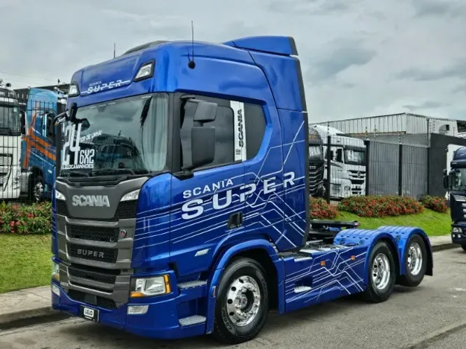 Scania R460 Super 6X2 Ano 2024 Automático Ar Condicionado Farol de teto e grade geladeira