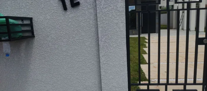 Cerca elétrica com hastes pretas