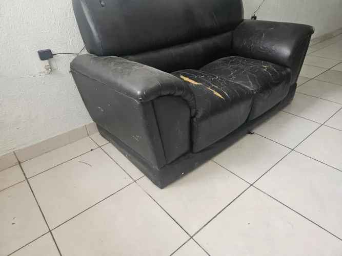 Vendo sofá c rasgos no precinho pra buscar!!