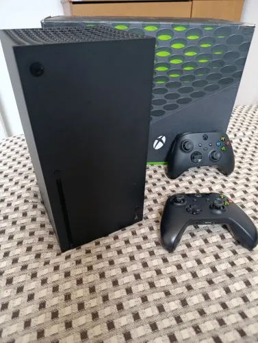 Xbox Series X 1TB com 2 Controles Originais e Caixa