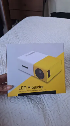 Mini Projetor LED - Compacto e Portátil