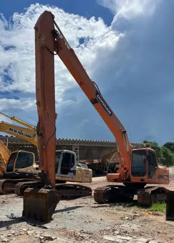 VENDE-SE ESCAVADEIRA LONG REACH