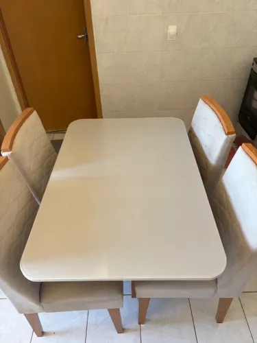 Mesa com base de madeira com tampo de vidro