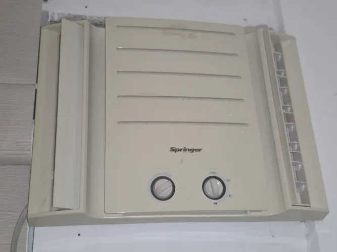 Vendo ar condicionado Springer 7500 btus, gelando bem, em ótimo estado, por 600,00.