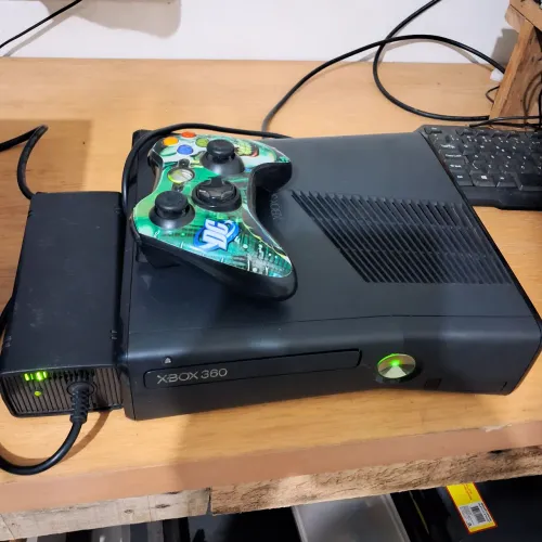 Xbox360 desbloqueado rgh3 e ltu 59 jogos no hd 500gb + 1 controle e fonte com cabos