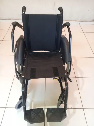Vendo duas cadeiras de roda, uma cadeira é de banho