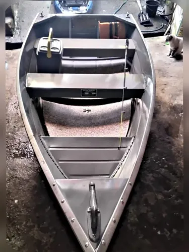 Barco Mogi mirim e caiaques tucunaré