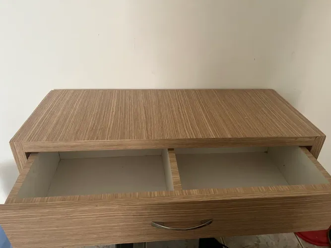 Vendo uma mesa de quarto , com gavetas ótimo p estudo 
