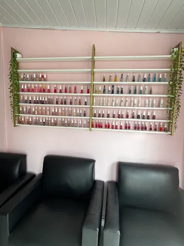 Expositor esmaltes com 7 prateleira e e tritura de metalon na cor dourada 