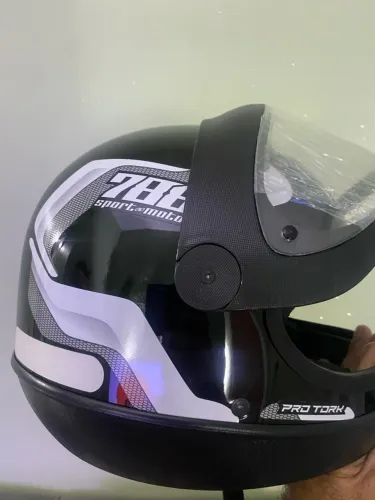 Vendo 4 capacete sendo 2 novo e 2 usando