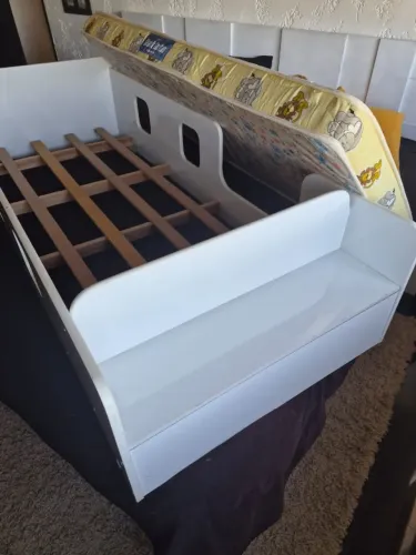 Cama Infantil em madeira branca com escorregador e colchão