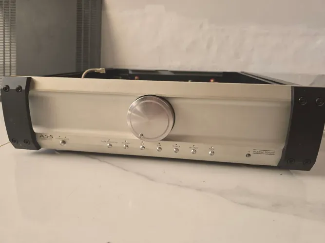 Amplificador musical fidelity a5.5 250 watts 8 omhs e 400 watts em 4 omhs
