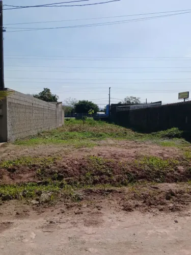 Terreno localizado lado praia a 2000 metros do mar em rua calçada, lote com 250m² de área