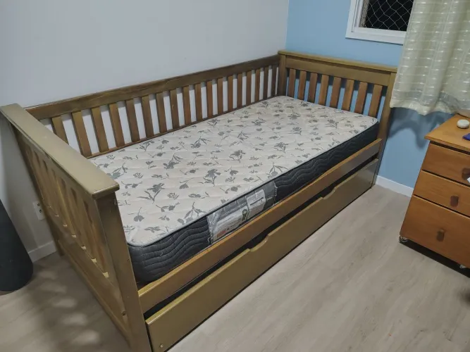 Vendo bicama em madeira de lei (louro) e colchão de solteiro, ótimo estado