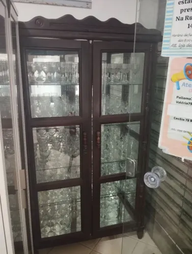 Cristaleira em madeira pura ,sem taças