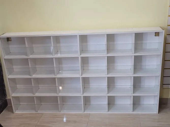 expositor com nichos e divisórias de vidro.