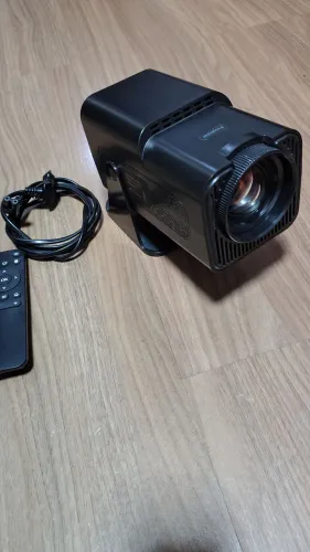 Vendo Projetor Hy 320 semi novo com Android para instalação dos seus Apps favoritos 