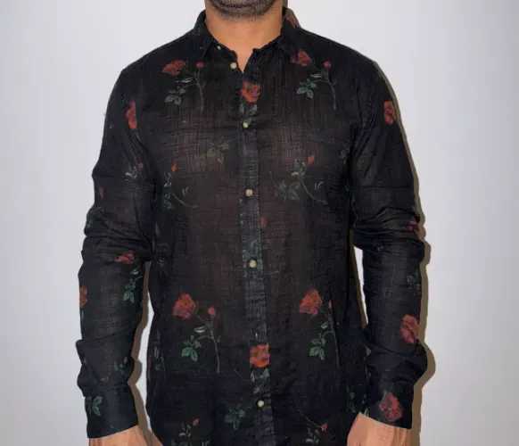 Camisa Reserva Preta Rosas Manga Longa Tam M