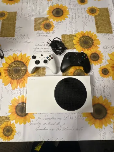 Vendo Xbox Series S 512 GB em excelente estado e funcionando perfeitamente.