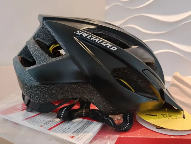 Capacete Specialized em estado de novo (na caixa).