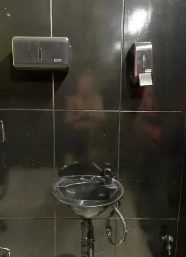 Pia, saboneteira e porta papel