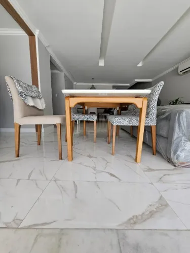 Mesa de jantar retangular com 4 cadeiras 
