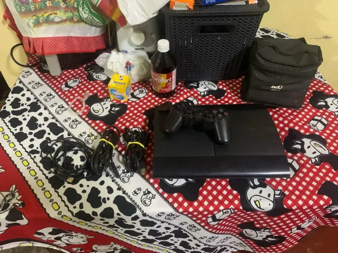 Vendo ps3 Super Slim leiam a descrição