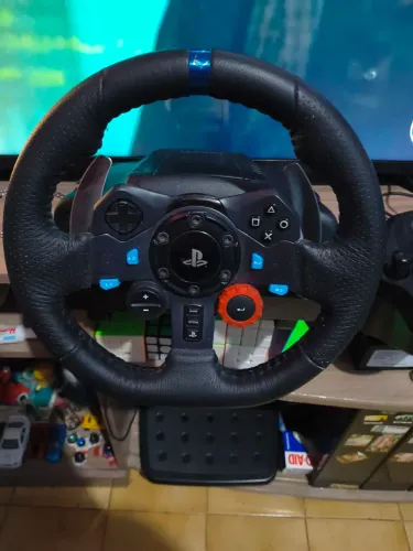 Volante Logitech G29, novinho usado somente uma vez, na caixa com todos os cabos inteiros.