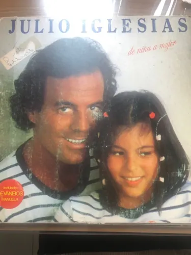 Disco de vinil (LP) do álbum "De Niña a Mujer" de Julio Iglesias.