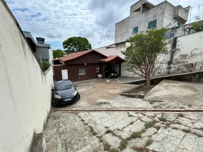 Casa Renovada - Rua Principal - Lote Amplo - Arvores Frutíferas