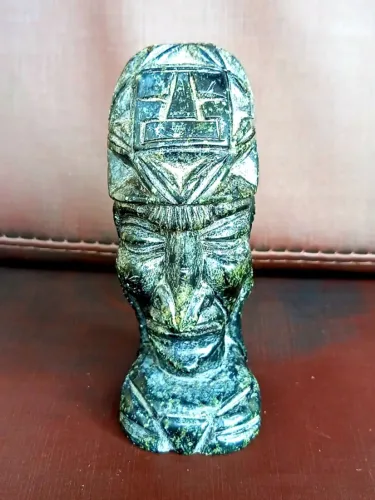 Escultura em pedra de cabeça de índio em estilo Inca