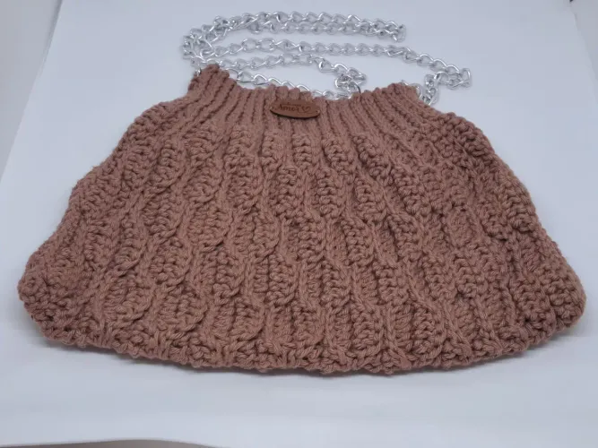 Bolsa de Crochê artesanal na cor marrom com alça de corrente metálica nova