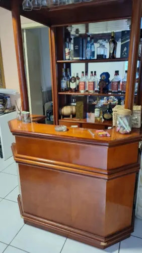 BARZINHO / ADEGA EM MADEIRA MACIÇA COM ESPELHOS E ILUMINAÇÃO