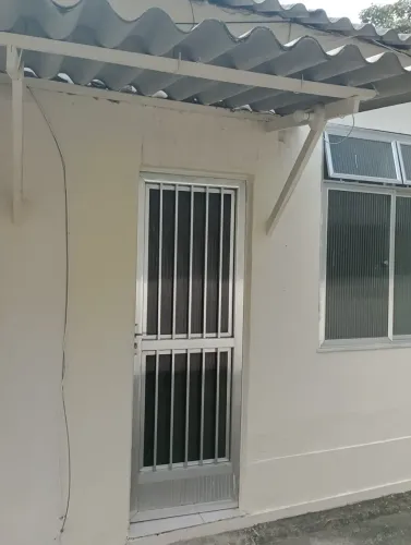 Casas para aluguel tem 55 metros quadrados com 2 quartos em Vila Kosmos - Rio de Janeiro -