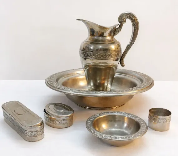CONJUNTO DE JOGO DE JARRO COM BACIA EM LATÃO CROMADO