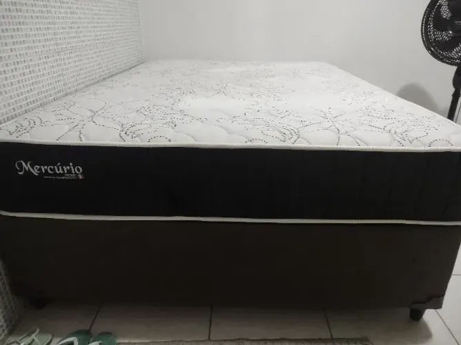 Cama Casal com base semi nova 138x188x30 com molas ensacadas