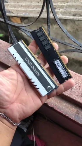 Duas memórias DDR4 16gb 3200mhz.