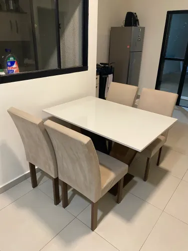 Mesa com 4 cadeiras