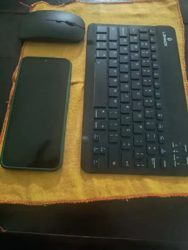 Smartphone moto e 20 e teclado e mouse via Bluetooth
