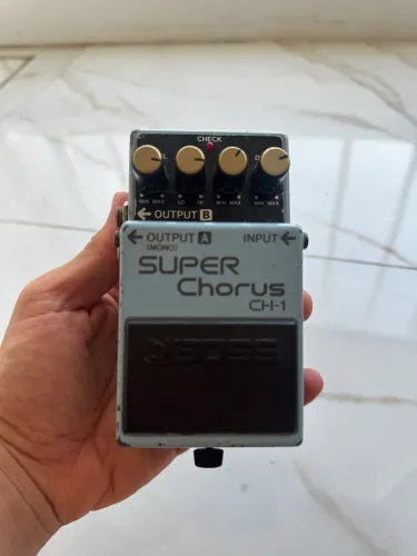 Pedal Boss Super Chorus CH-1 guitarra