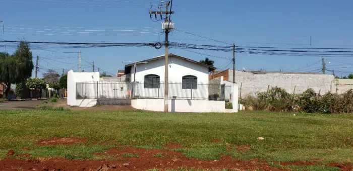 TERRENO DE ESQUINA COM DUAS CASAS EM EXECELENTE LOCALIZAÇÃO NA AVENINDA ALEXANDRE SANTORO