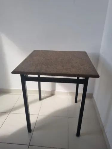 Mesa de ferro com tampo de granito