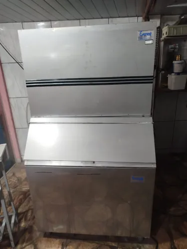 Vende-se Máquina de gelo Everest 250kgs 220v 