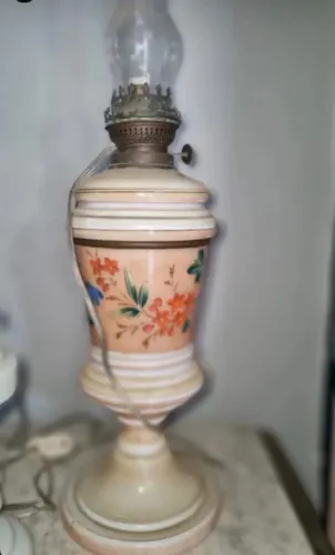 Antigo e belíssimo lampião, em opalina com pintura de Aves, medindo 54 cm.