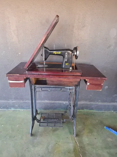 Máquina de costura antiga