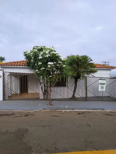 Casa para alugar em Rio Verde, Vila Dinara, com 2 suítes, com 230 m²